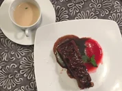 Schoko-Cranberry-Küchlein auf Himbeerspiegel, dazu Kashmiri-Chai - Rezept - Bild Nr. 1671