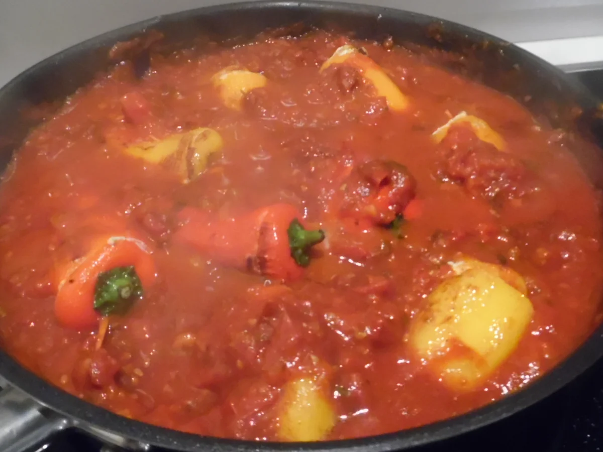 Mini-Paprika gefüllt, in fruchtig-scharfer Tomatensoße - Rezept - Bild Nr. 1670