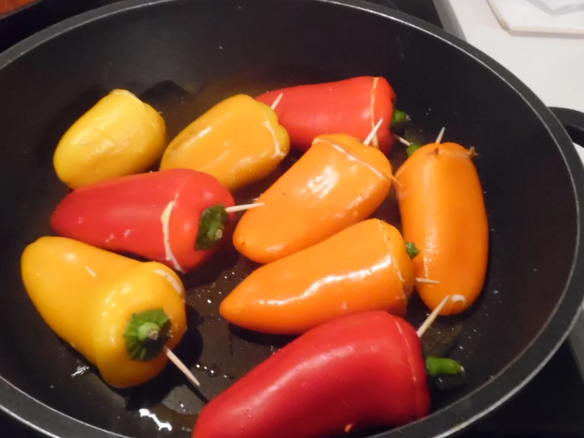 Mini-Paprika gefüllt, in fruchtig-scharfer Tomatensoße - Rezept - Bild Nr. 1671