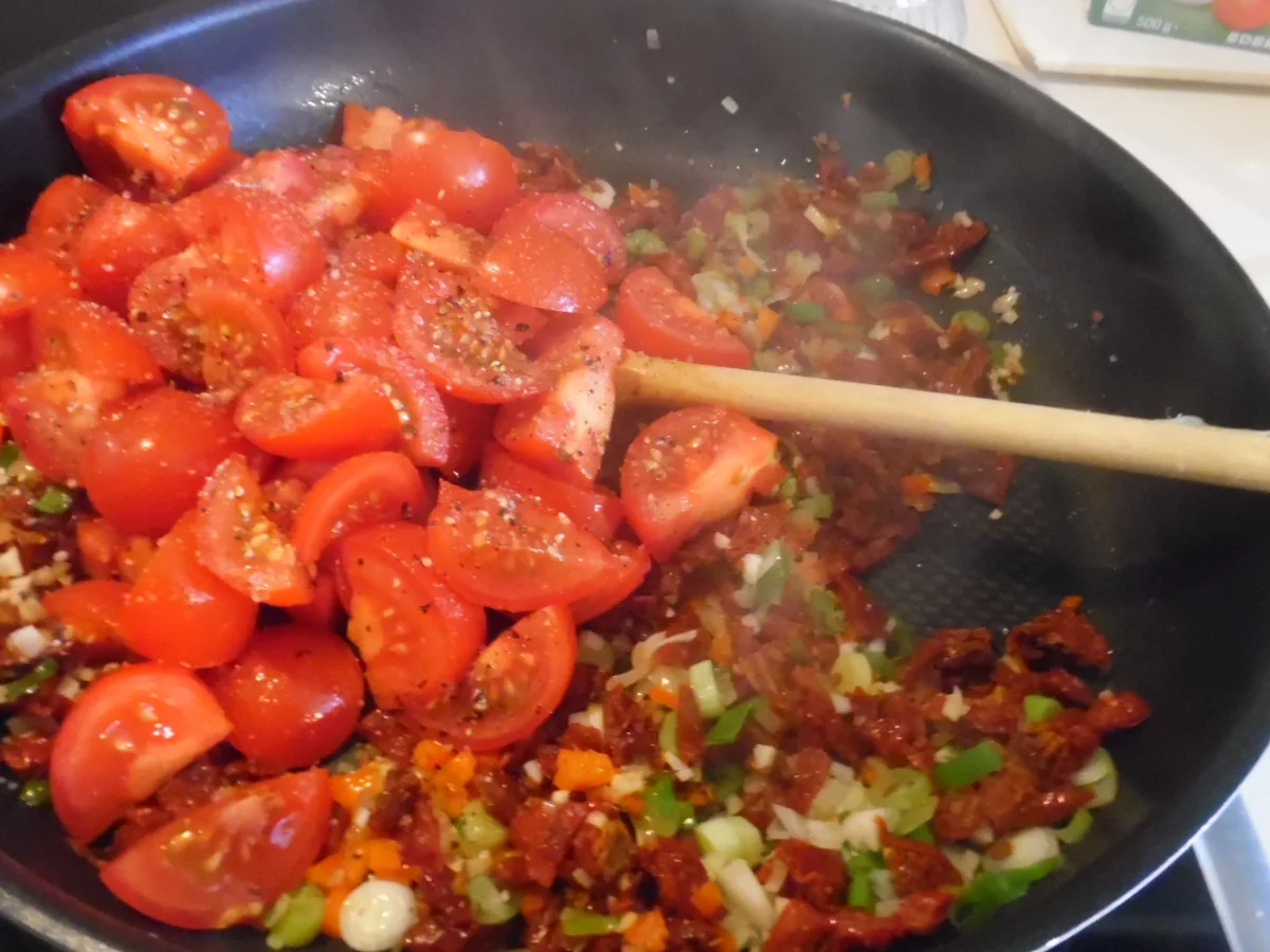 Mini-Paprika gefüllt, in fruchtig-scharfer Tomatensoße - Rezept - Bild Nr. 1673