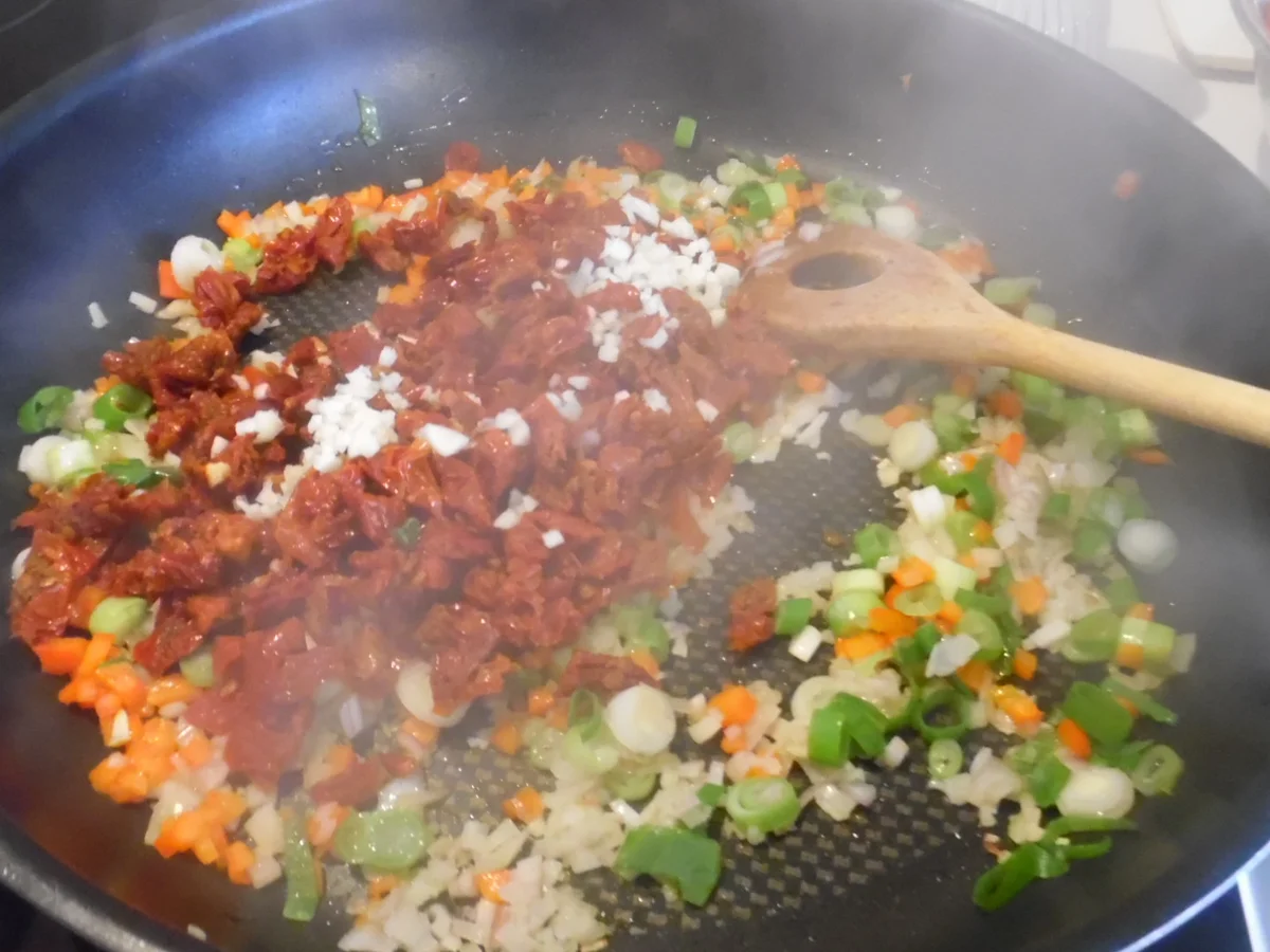 Mini-Paprika gefüllt, in fruchtig-scharfer Tomatensoße - Rezept - Bild Nr. 1674