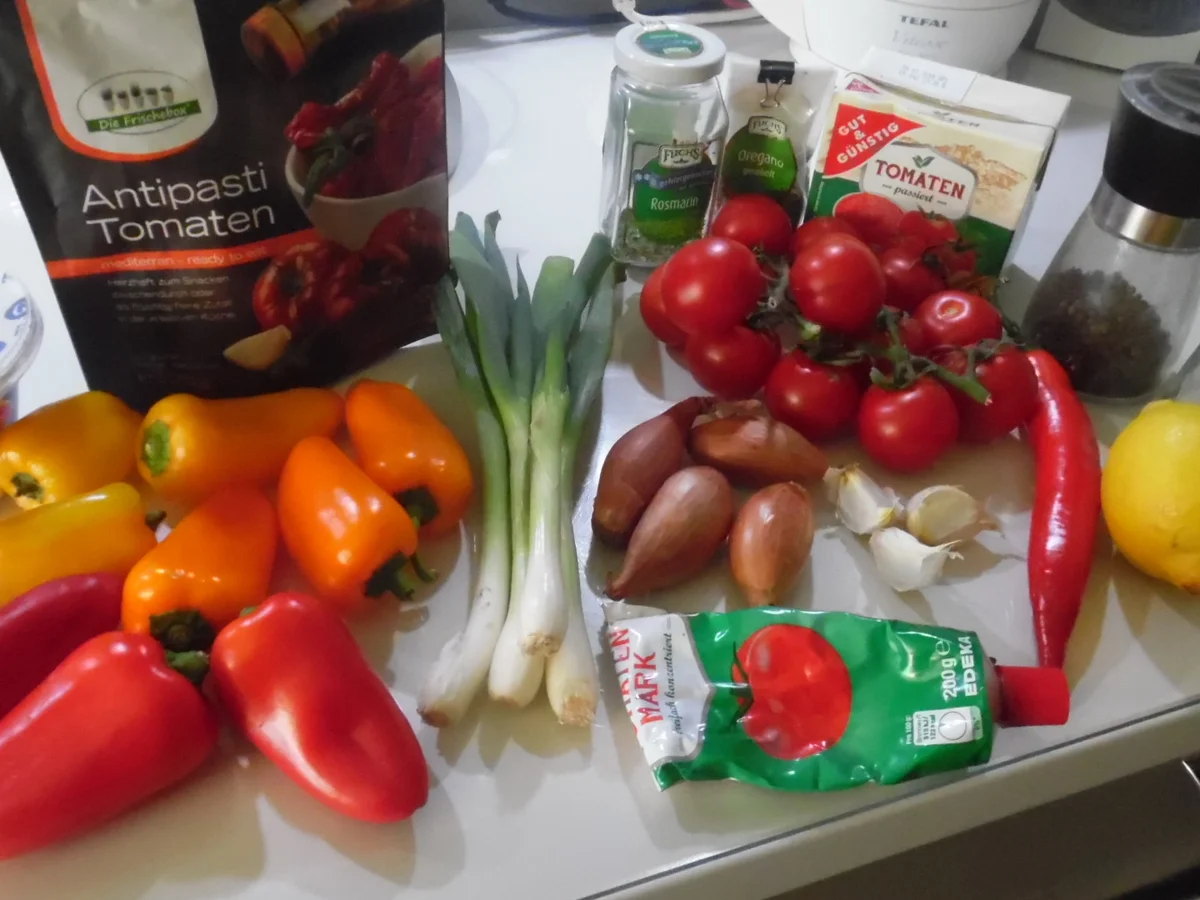 Mini-Paprika gefüllt, in fruchtig-scharfer Tomatensoße - Rezept - Bild Nr. 1677