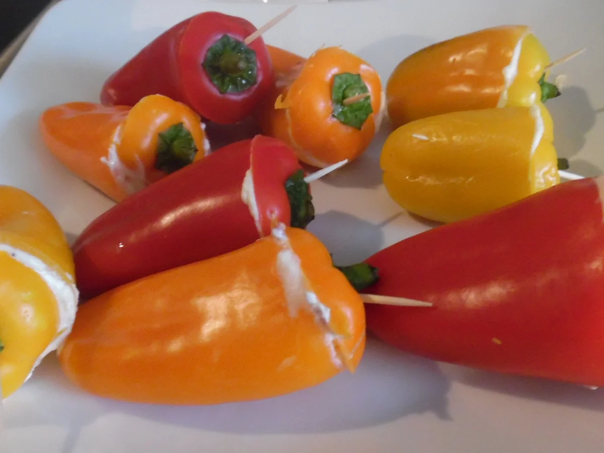 Mini-Paprika gefüllt, in fruchtig-scharfer Tomatensoße - Rezept - Bild Nr. 1678