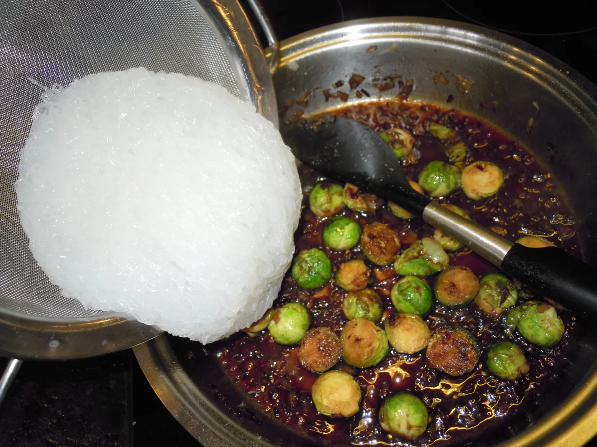 Asia Kohlsprossen auf Glasnudeln - Rezept - Bild Nr. 1673