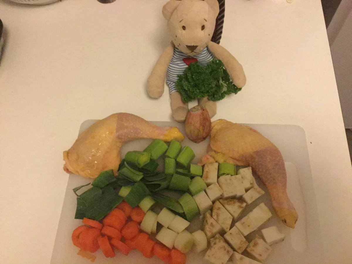 Rezept: Hühnerbrühe aus Maishähnchenkeulen Bild Nr. 1670 Hühnerbrühe aus Maishähnchenkeulen - Rezept - Bild Nr. 1670