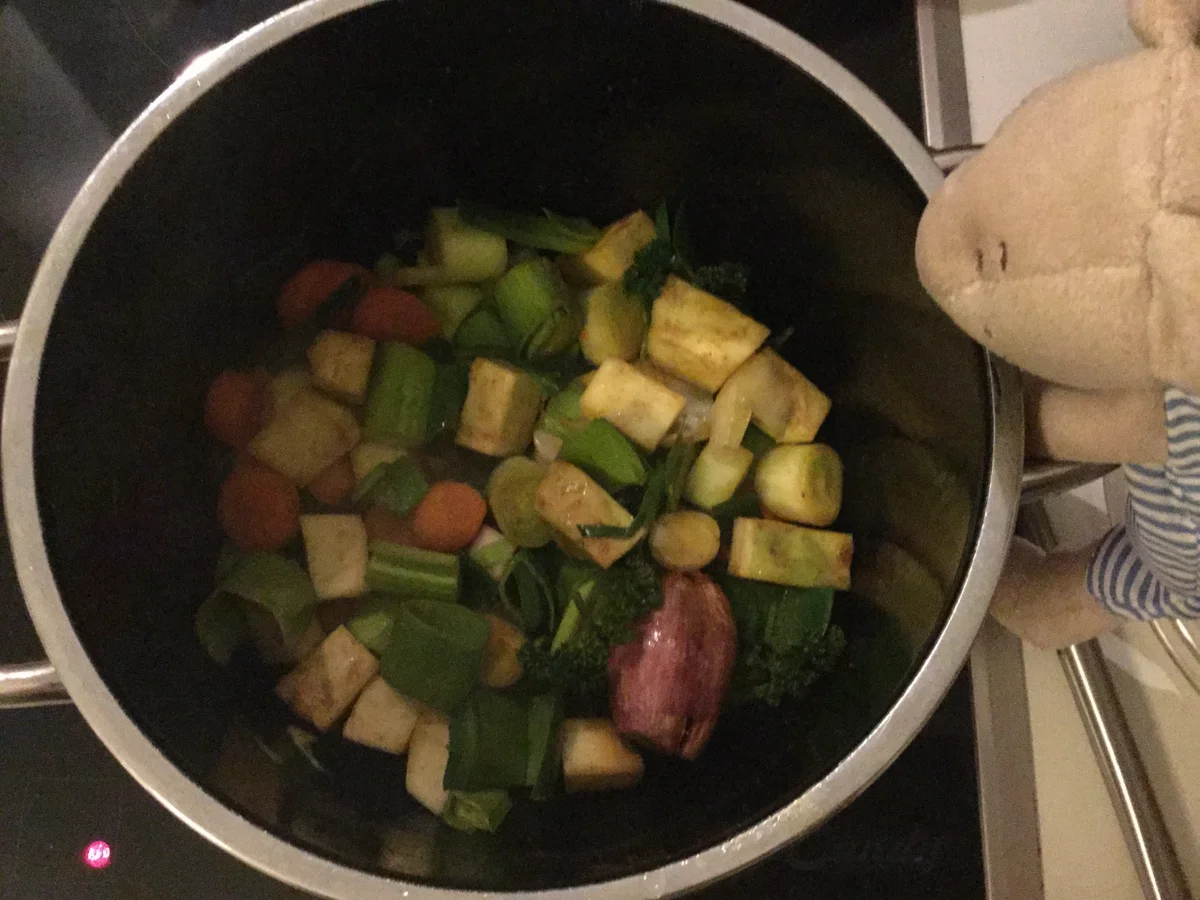 Rezept: Hühnerbrühe aus Maishähnchenkeulen Bild Nr. 1671 Hühnerbrühe aus Maishähnchenkeulen - Rezept - Bild Nr. 1671