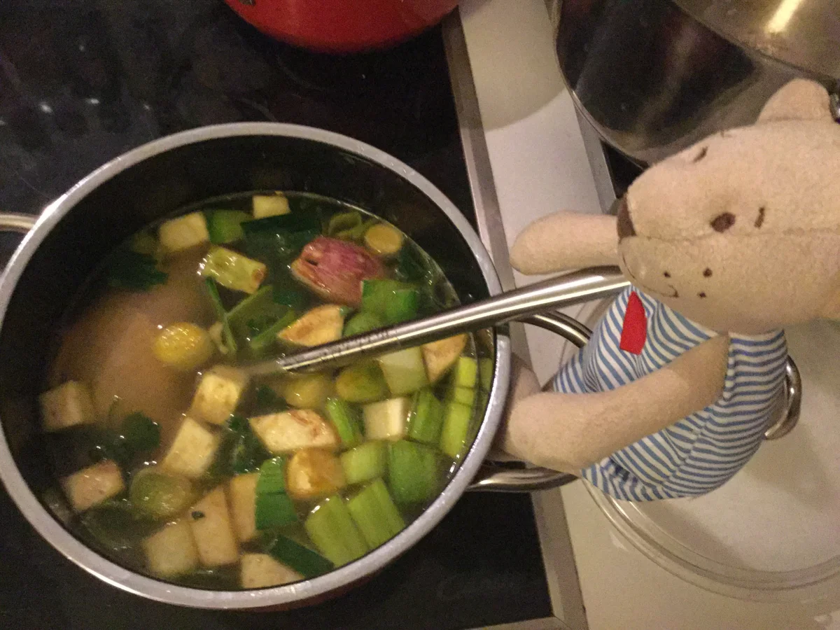 Rezept: Hühnerbrühe aus Maishähnchenkeulen Bild Nr. 1672 Hühnerbrühe aus Maishähnchenkeulen - Rezept - Bild Nr. 1672