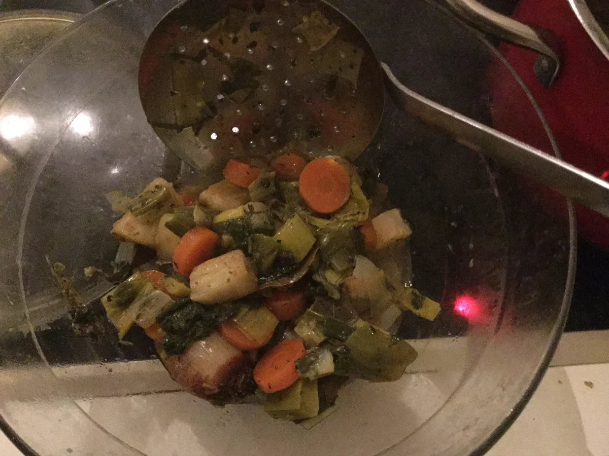 Rezept: Hühnerbrühe aus Maishähnchenkeulen Bild Nr. 1675 Hühnerbrühe aus Maishähnchenkeulen - Rezept - Bild Nr. 1675