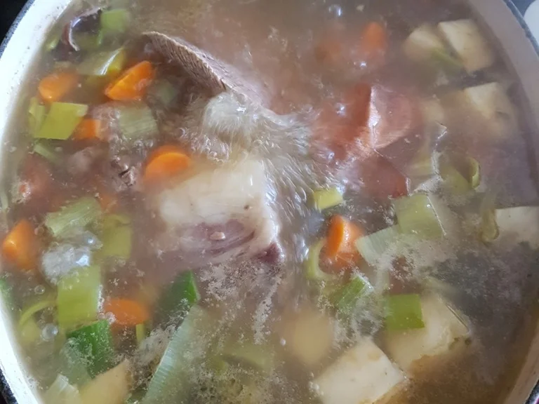 Gemüsesuppe (und kräftig Fleisch dabei) - Rezept - Bild Nr. 1677