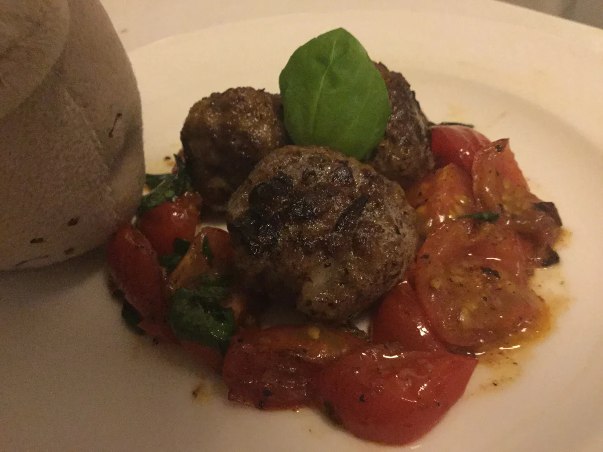 schnelle Hackbällchen von Tomaten an Basilikum umarmt - Rezept - Bild Nr. 2