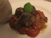 schnelle Hackbällchen von Tomaten an Basilikum umarmt - Rezept - Bild Nr. 2