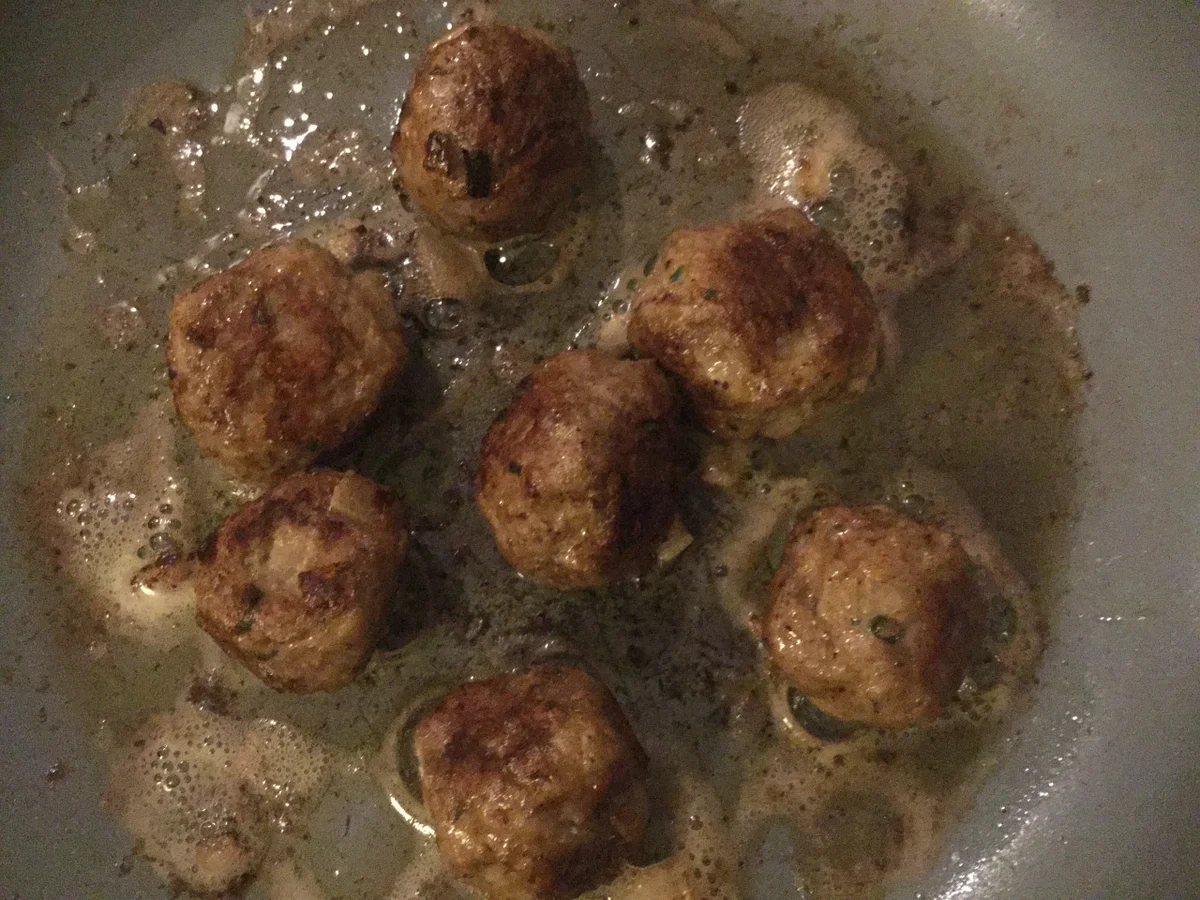 schnelle Hackbällchen von Tomaten an Basilikum umarmt - Rezept - Bild Nr. 3