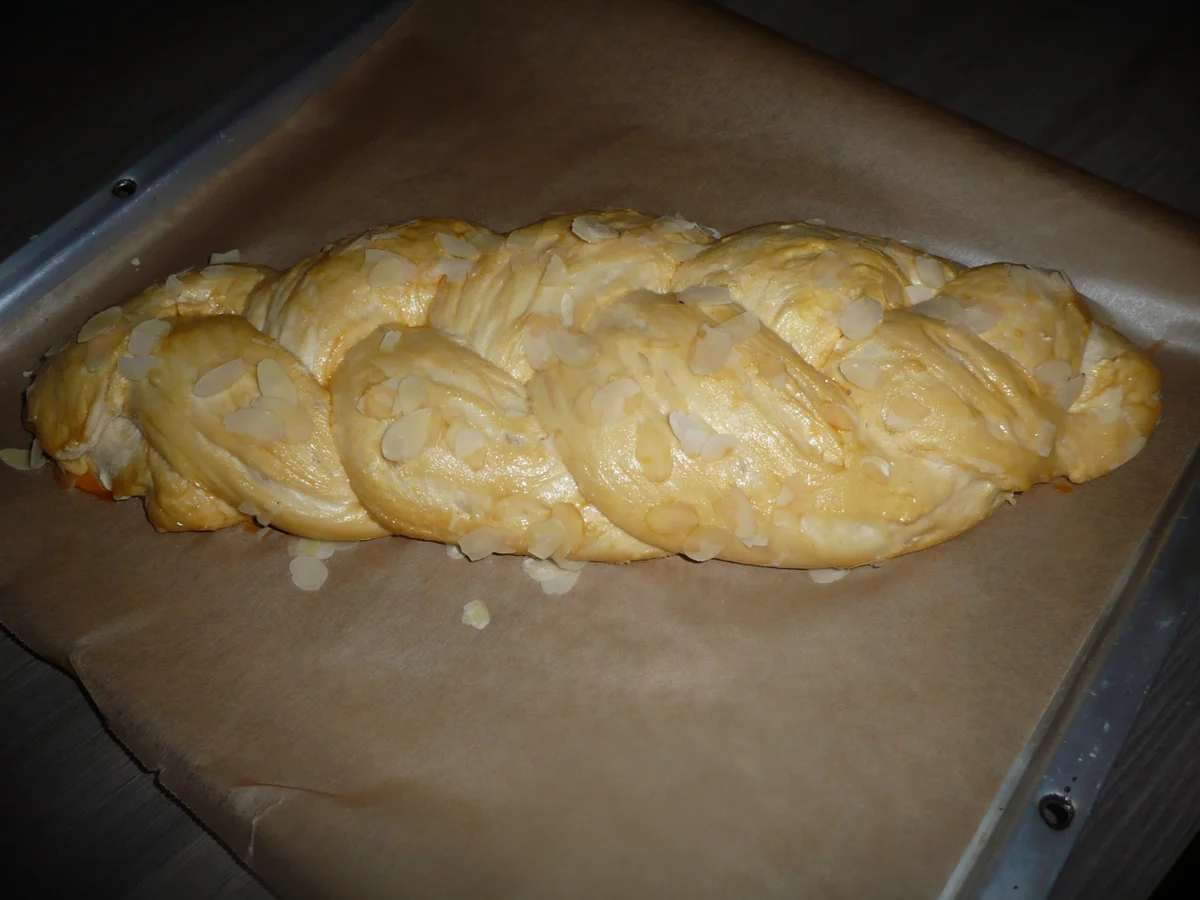 Hefezopf mit Mandelblättchen. - Rezept - Bild Nr. 1699