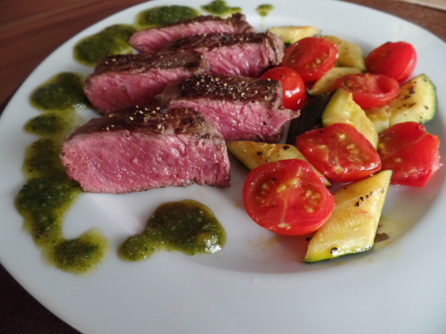 Steak mit Pesto und Gemüse - Rezept mit Bild - kochbar.de
