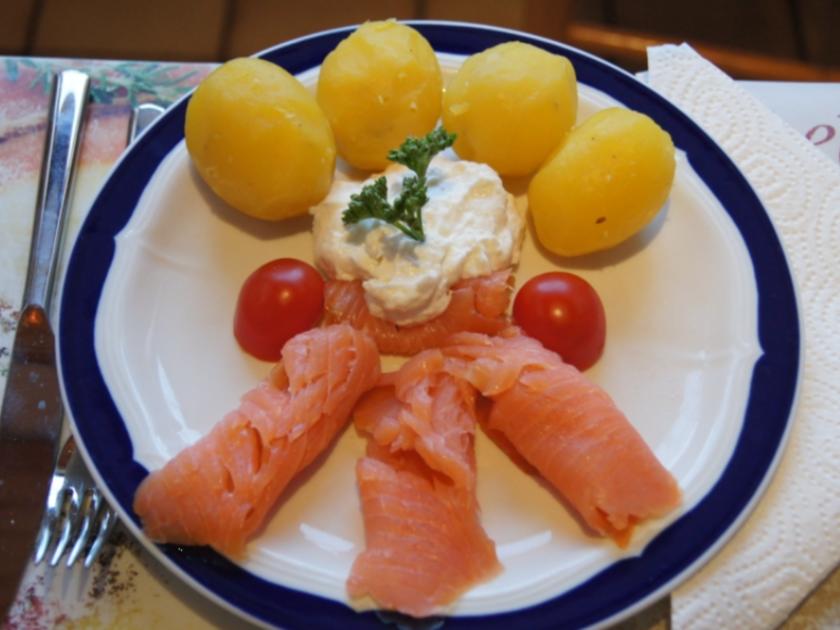 Räucherlachs mit Pellkartoffeln und Meerrettich-Quark - Rezept - kochbar.de