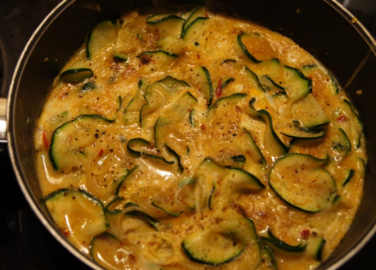 Pikantes Zucchini-Omelett - Rezept mit Bild - kochbar.de