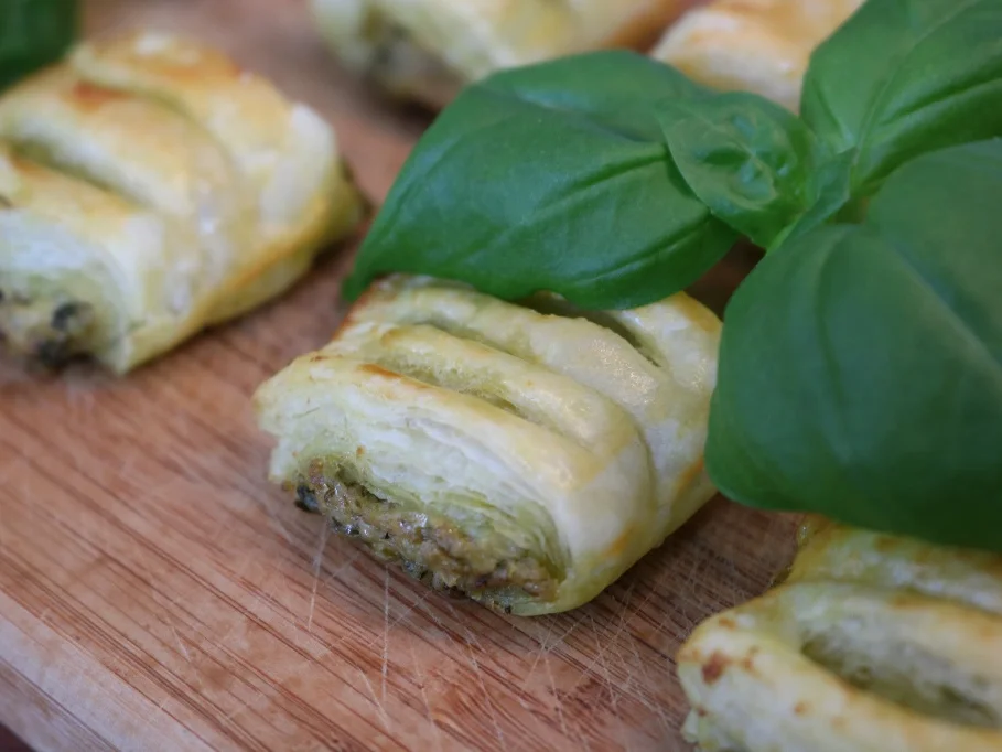 Blätterteigröllchen mit Pesto-Ricotta-Füllung - Rezept - Bild Nr. 3