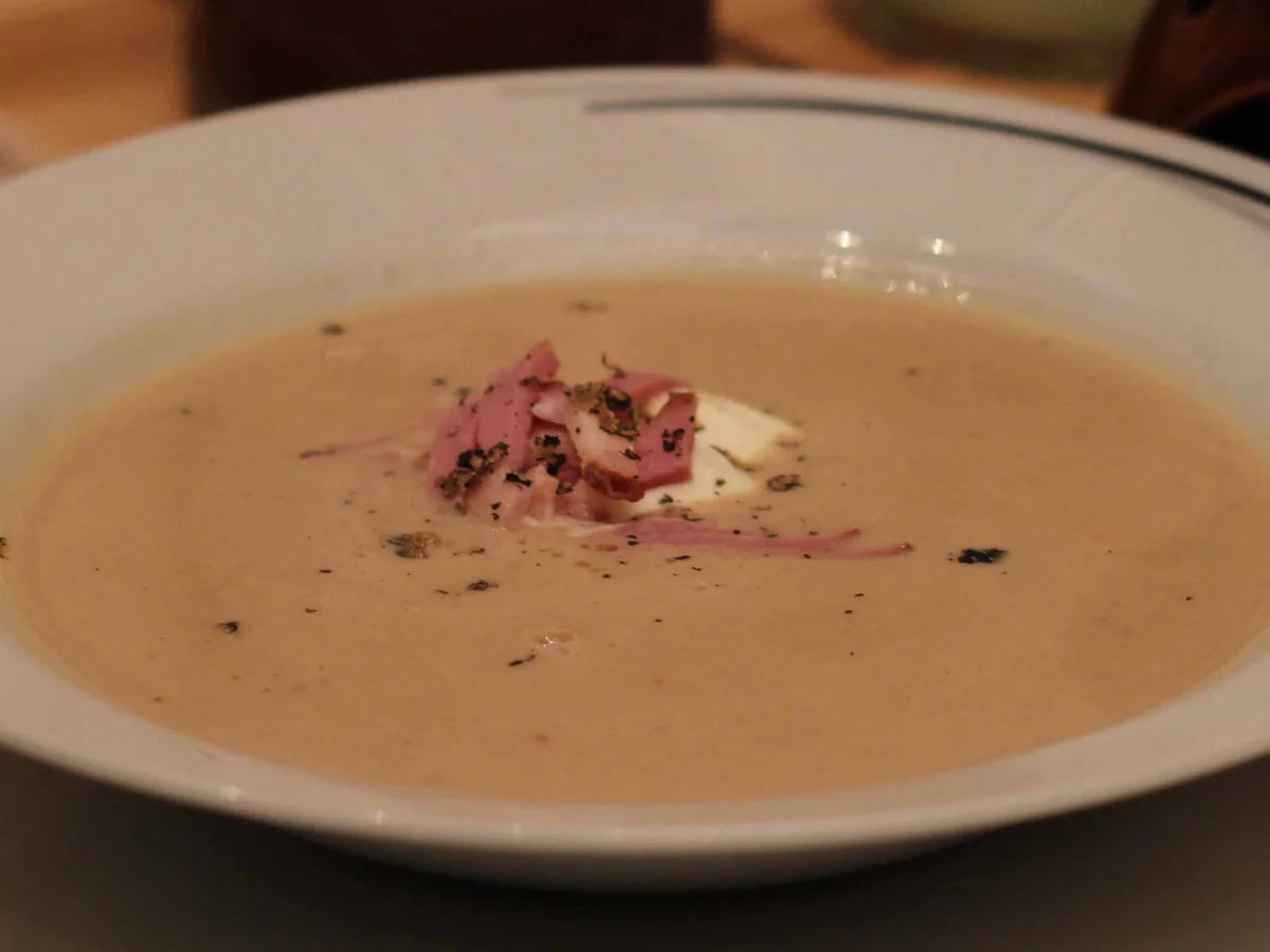 Rezept: Getrüffelte Maronen-Suppe mit geräucherter Entenbrust Bild Nr. 1744 Getrüffelte Maronen-Suppe mit geräucherter Entenbrust - Rezept - Bild Nr. 1744