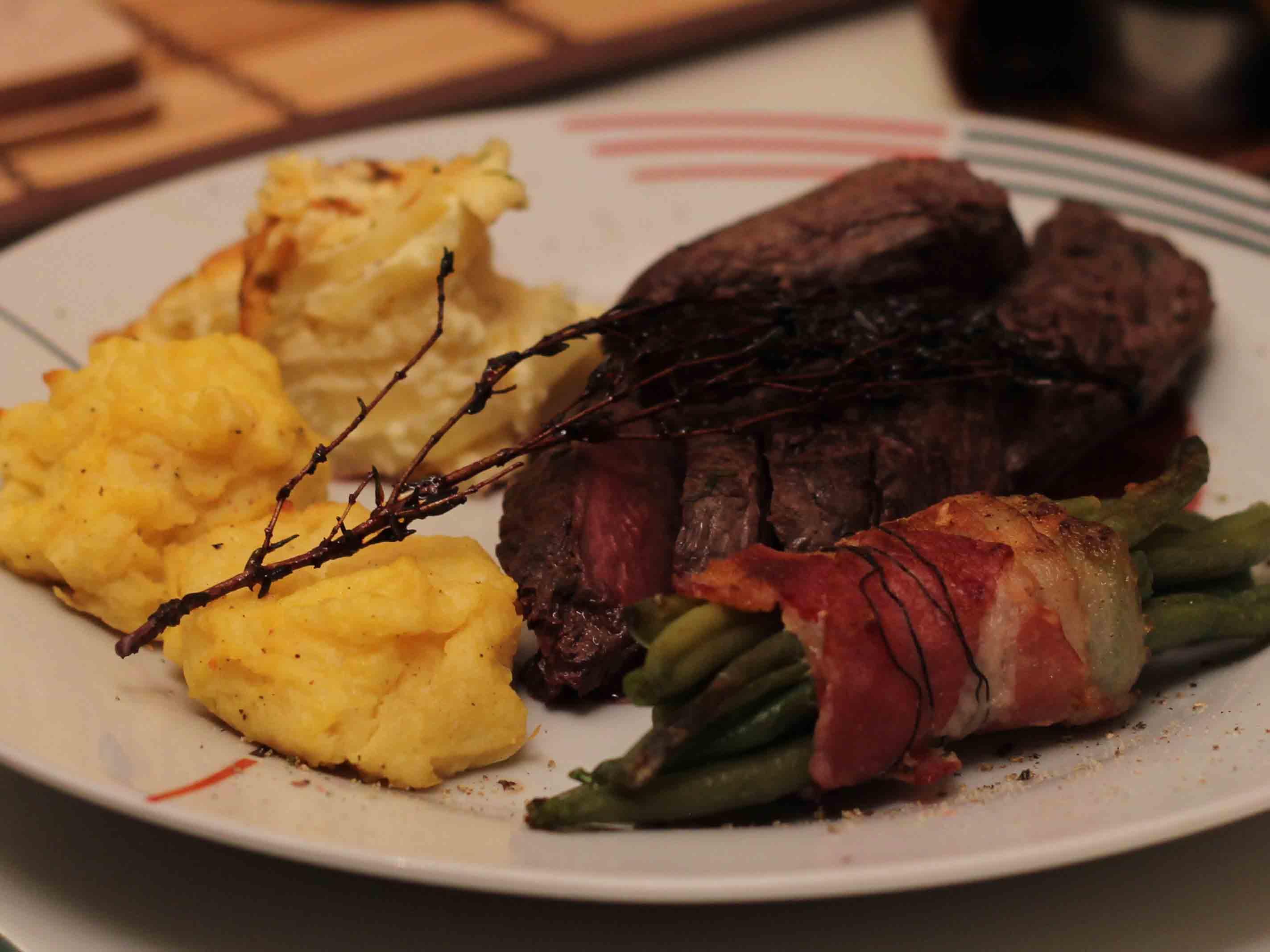 Bilder für Hasenrücken-Filet mit Rotweinreduktion, zweierlei Kartoffeln und Prinzessbohnen - Rezept