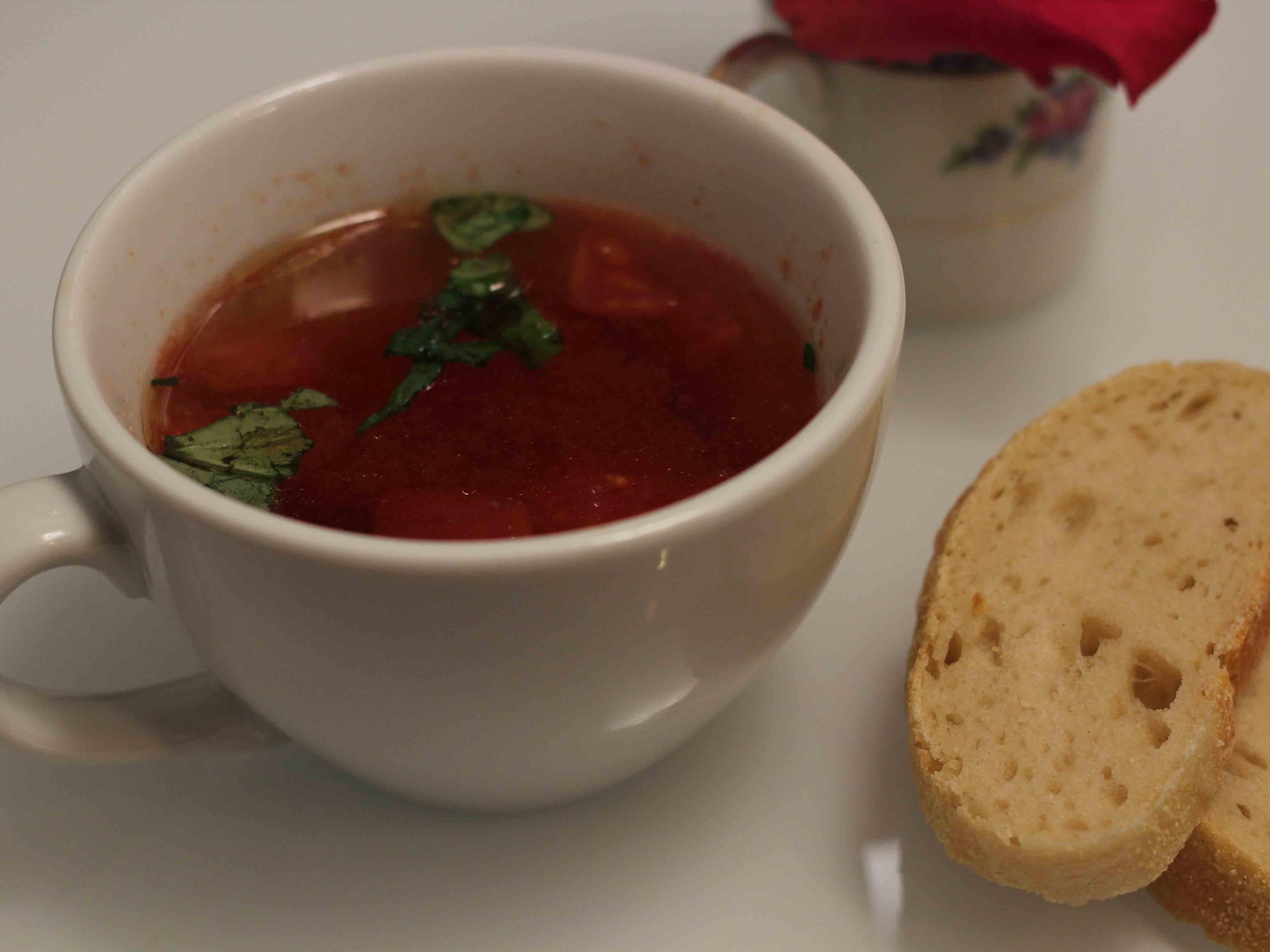 Bilder für Klare Tomaten-Consommé mit Parmesan-Nockerl und selbstgemachtem Ciabatta Brot - Rezept