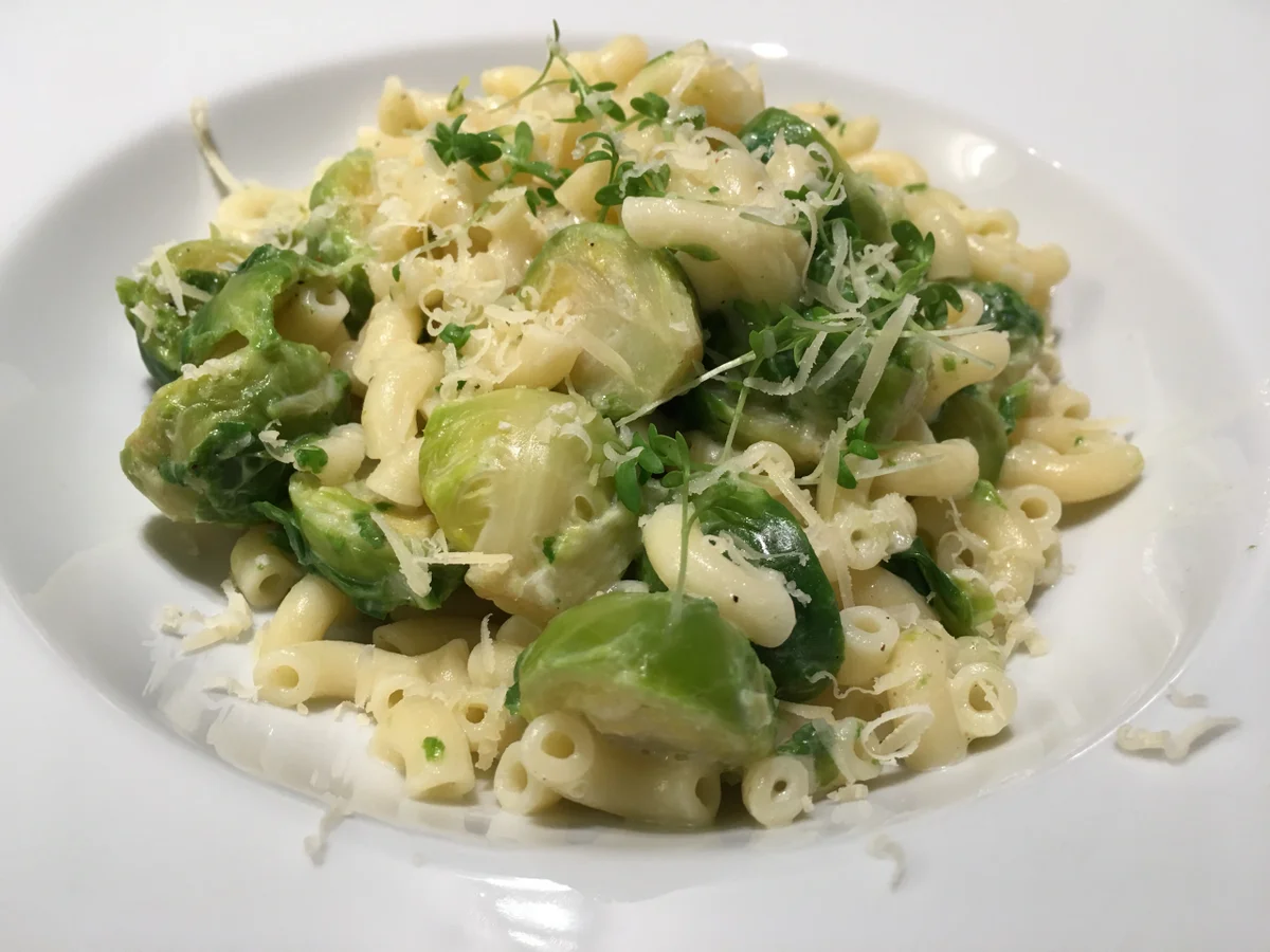 Hörnli mit Gruyère und Rosenkohl - Rezept - Bild Nr. 1744