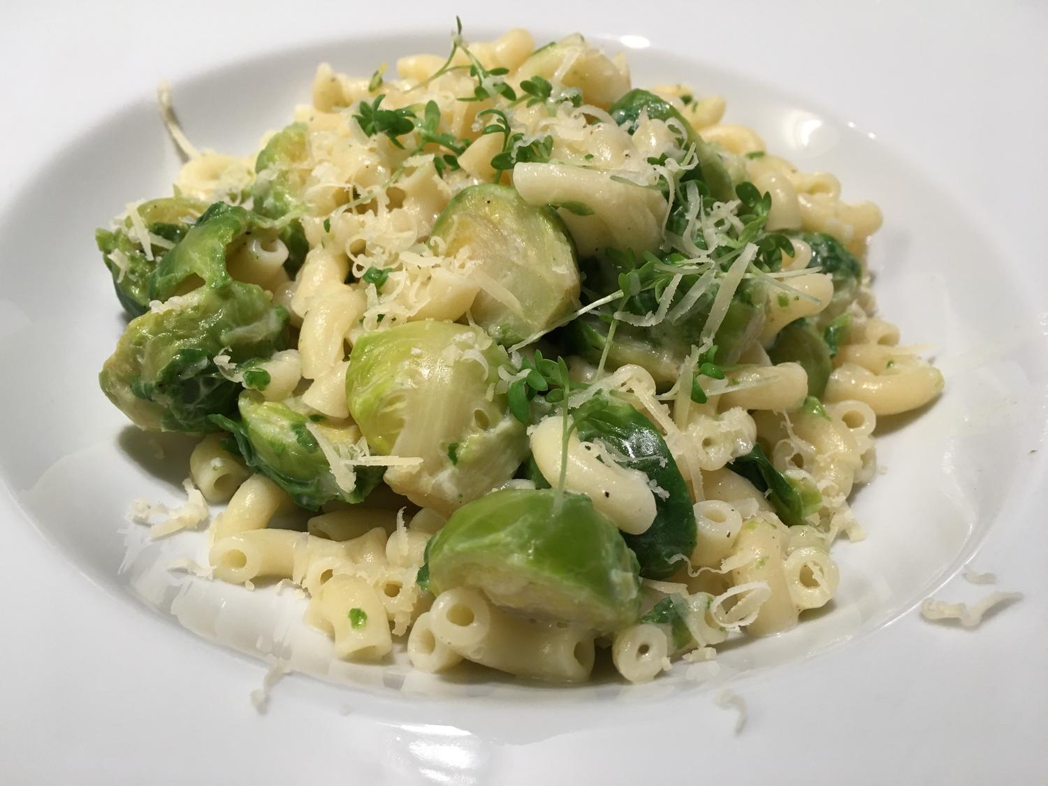 Hörnli mit Gruyère und Rosenkohl - Rezept - kochbar.de