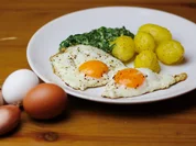 Spiegeleier mit Rahmspinat & Salzkartöffelchen - Rezept - Bild Nr. 1738