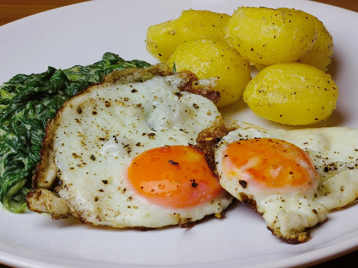 Spiegeleier mit Rahmspinat & Salzkartöffelchen - Rezept - Bild Nr. 1741