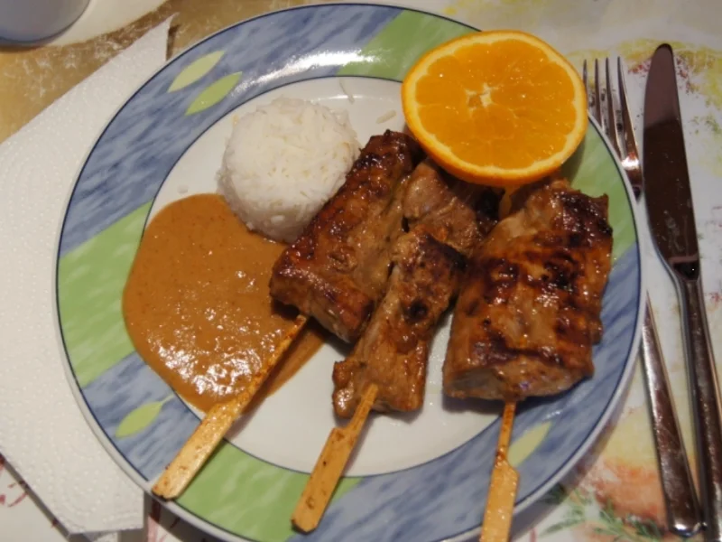 Rezept: Sate-Spieße mit Erdnusssauce und Basmatireis Bild Nr. 1738 Sate-Spieße mit Erdnusssauce und Basmatireis - Rezept - Bild Nr. 1738