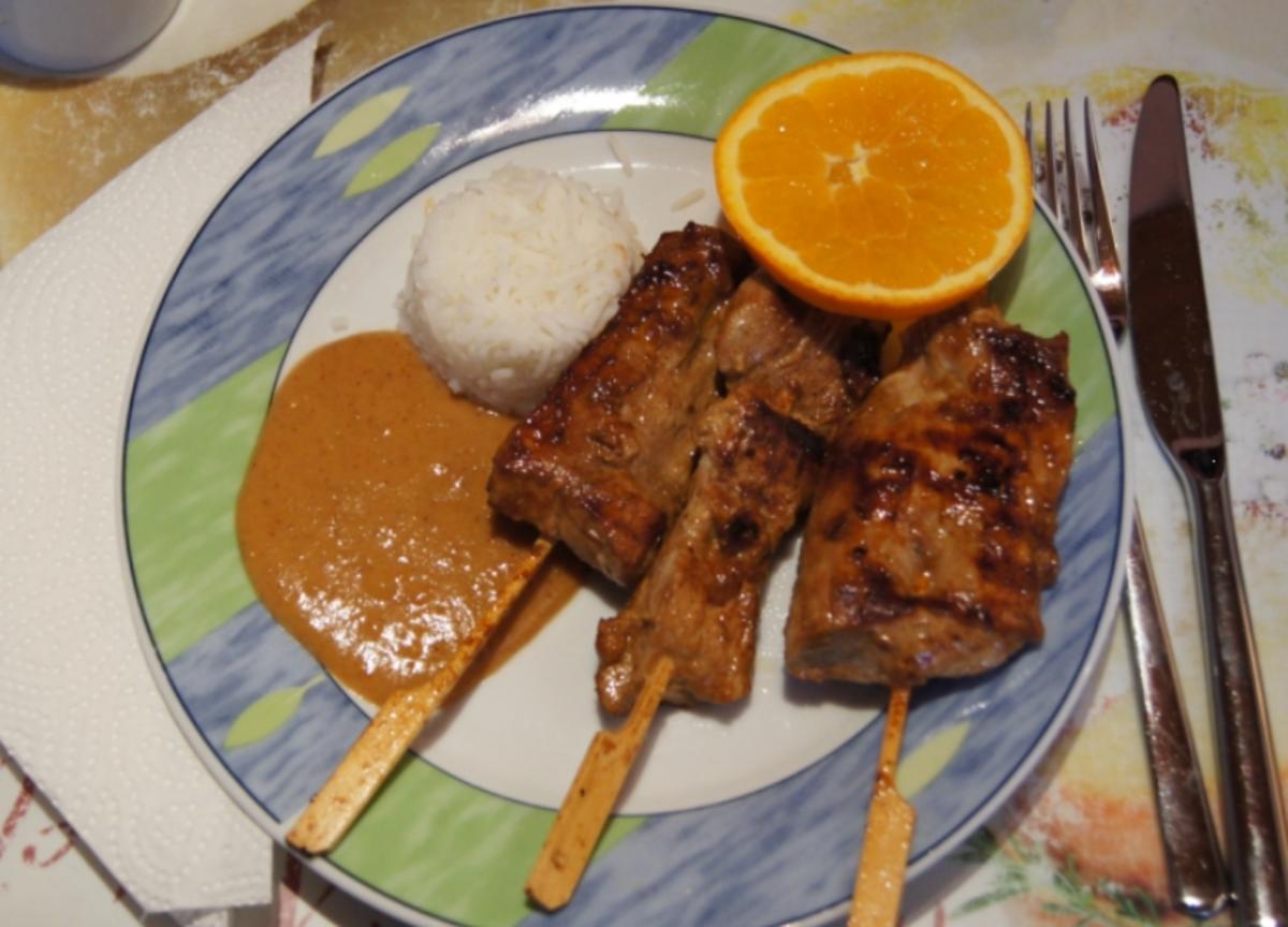 Sate-Spieße mit Erdnusssauce und Basmatireis - Rezept - kochbar.de