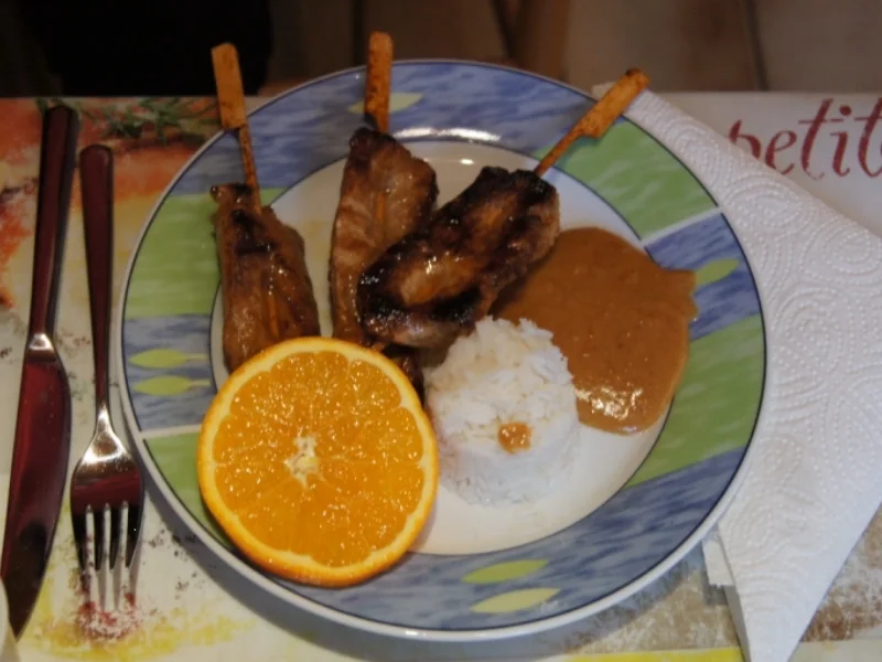Rezept: Sate-Spieße mit Erdnusssauce und Basmatireis Bild Nr. 1744 Sate-Spieße mit Erdnusssauce und Basmatireis - Rezept - Bild Nr. 1744