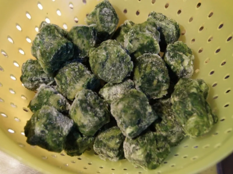 Spiegelei auf asiatisch gewürzten Blattspinat mit Schafskäse - Rezept - Bild Nr. 1738