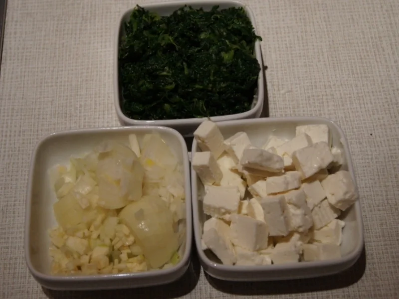 Spiegelei auf asiatisch gewürzten Blattspinat mit Schafskäse - Rezept - Bild Nr. 1741