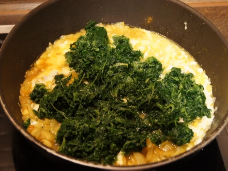 Spiegelei auf asiatisch gewürzten Blattspinat mit Schafskäse - Rezept - Bild Nr. 1744