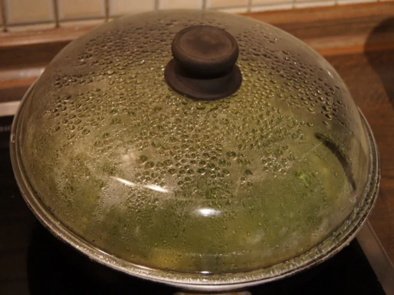 Spiegelei auf asiatisch gewürzten Blattspinat mit Schafskäse - Rezept - Bild Nr. 1747