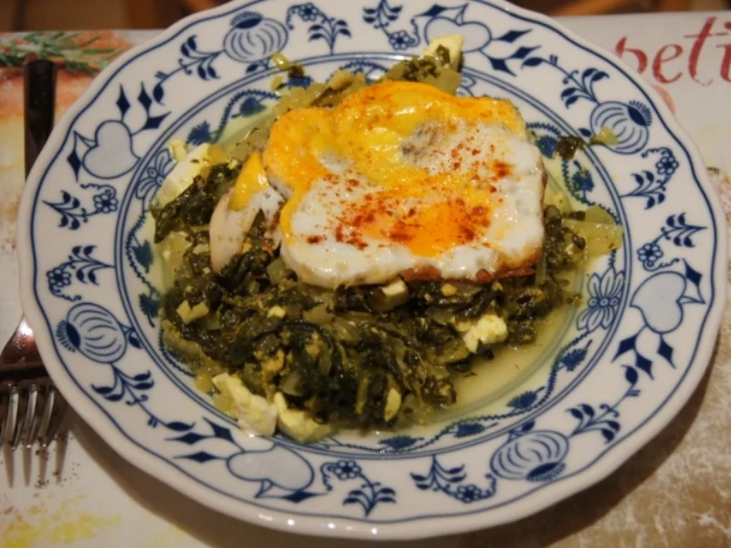 Spiegelei auf asiatisch gewürzten Blattspinat mit Schafskäse - Rezept - Bild Nr. 1749