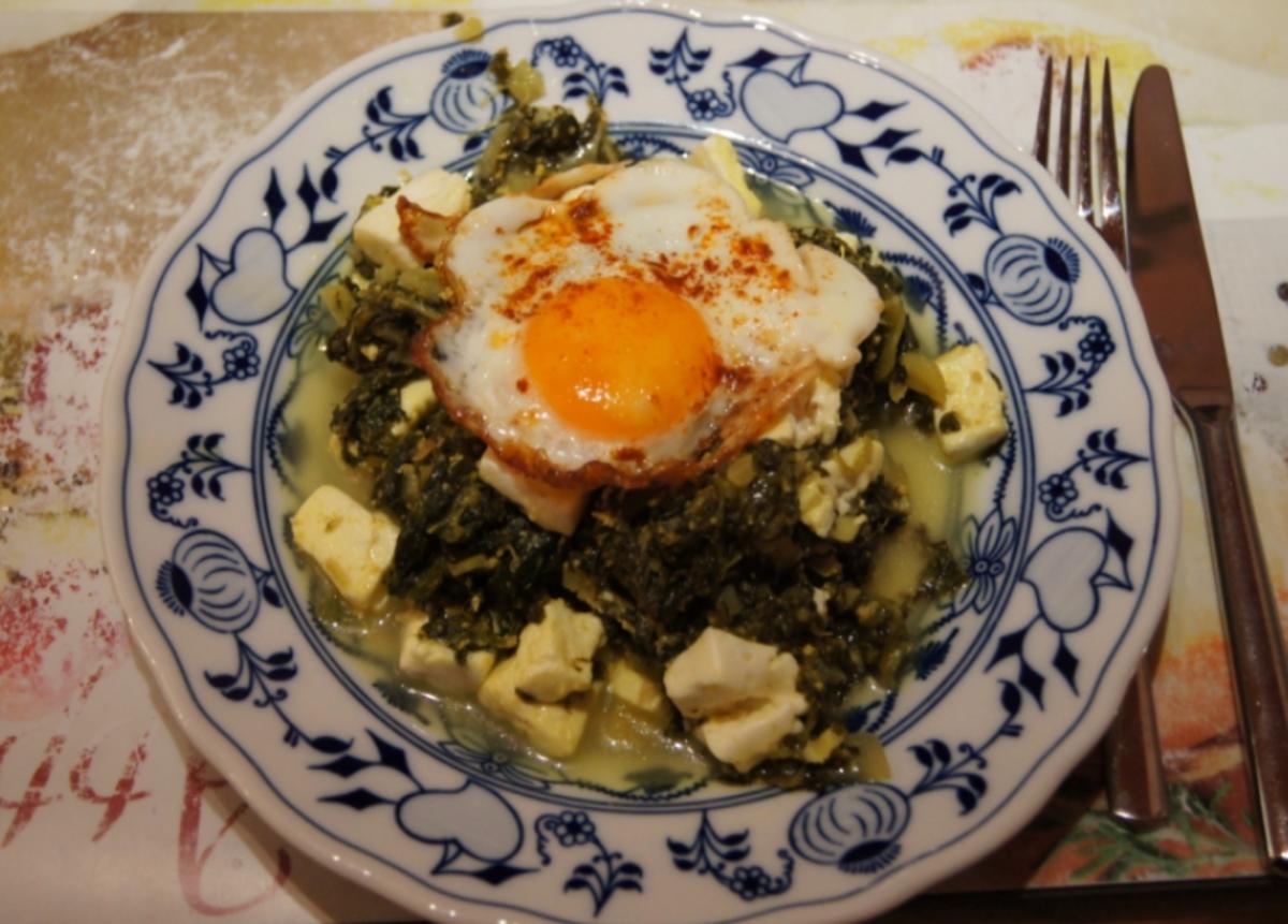 Spiegelei auf asiatisch gewürzten Blattspinat mit Schafskäse - Rezept ...