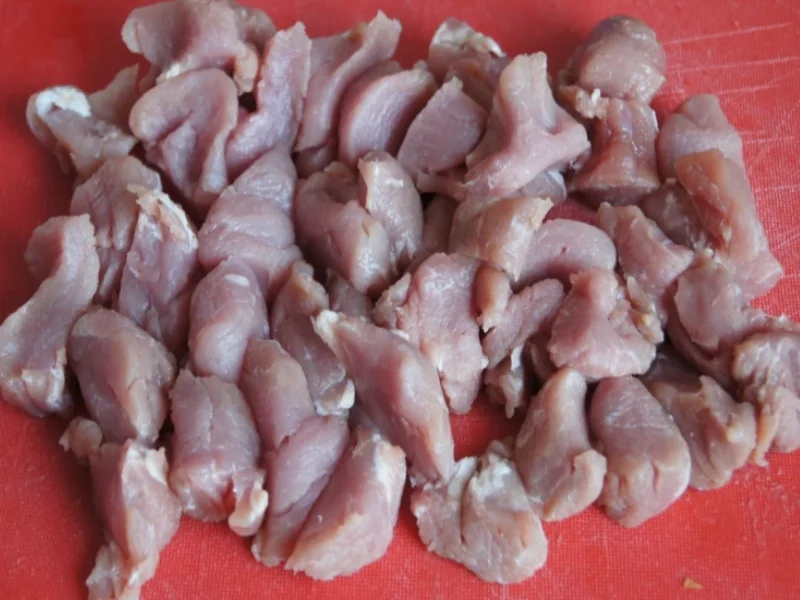 Schweinefilet-Sahne-Gulasch mit Möhrenblüten und Süßkartoffel-Sellerie-Stampf - Rezept - Bild Nr. 1750