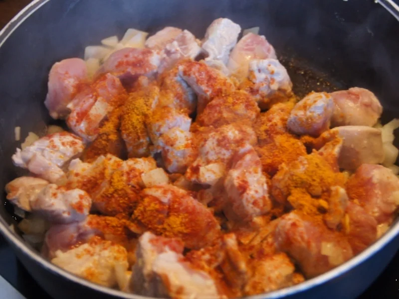 Schweinefilet-Sahne-Gulasch mit Möhrenblüten und Süßkartoffel-Sellerie-Stampf - Rezept - Bild Nr. 1752