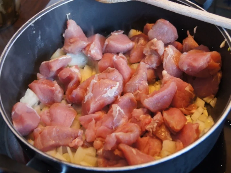 Schweinefilet-Sahne-Gulasch mit Möhrenblüten und Süßkartoffel-Sellerie-Stampf - Rezept - Bild Nr. 1753