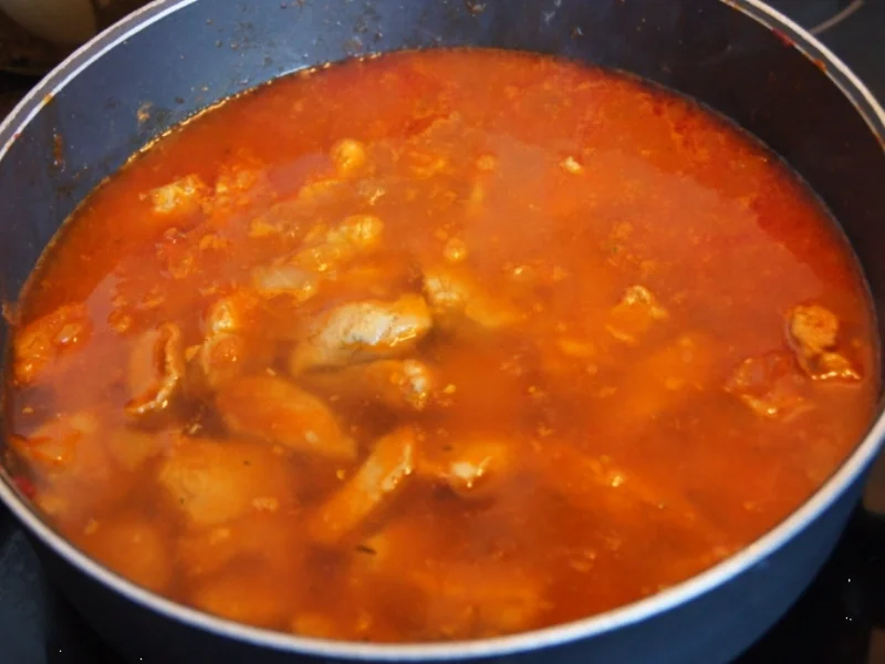 Schweinefilet-Sahne-Gulasch mit Möhrenblüten und Süßkartoffel-Sellerie-Stampf - Rezept - Bild Nr. 1754