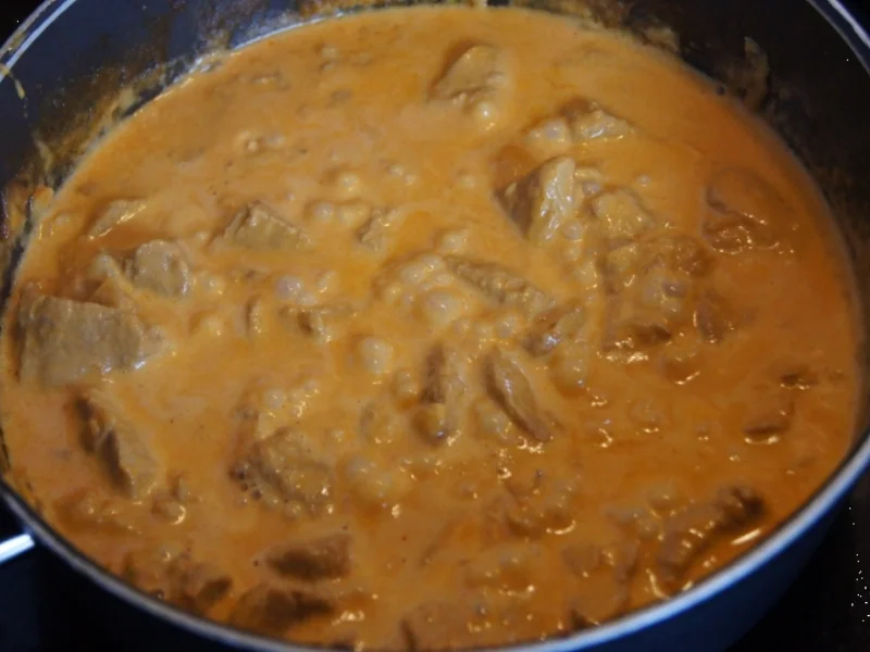 Schweinefilet-Sahne-Gulasch mit Möhrenblüten und Süßkartoffel-Sellerie-Stampf - Rezept - Bild Nr. 1756