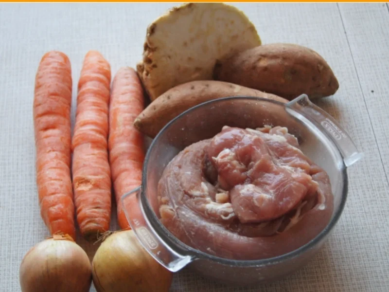 Schweinefilet-Sahne-Gulasch mit Möhrenblüten und Süßkartoffel-Sellerie-Stampf - Rezept - Bild Nr. 1758