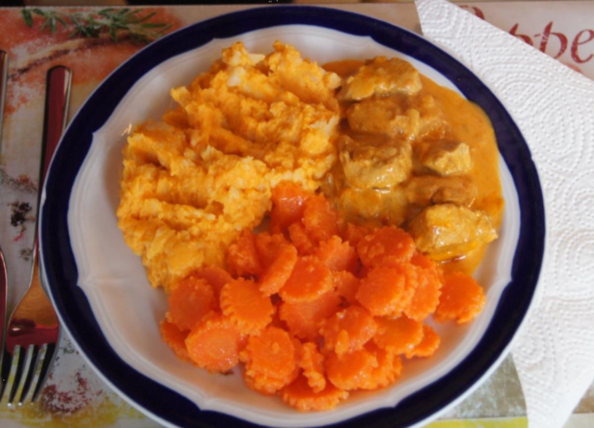 Schweinefilet-Sahne-Gulasch mit Möhrenblüten und Süßkartoffel-Sellerie ...
