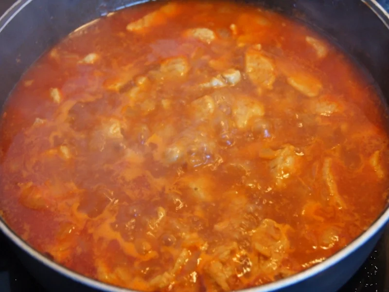 Schweinefilet-Sahne-Gulasch mit Möhrenblüten und Süßkartoffel-Sellerie-Stampf - Rezept - Bild Nr. 1761