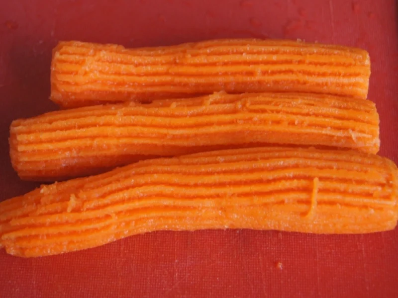 Schweinefilet-Sahne-Gulasch mit Möhrenblüten und Süßkartoffel-Sellerie-Stampf - Rezept - Bild Nr. 1763