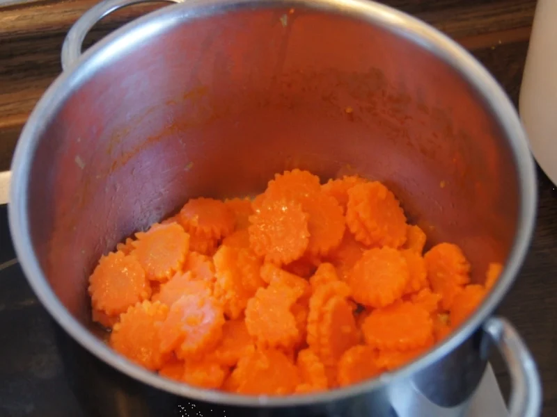 Schweinefilet-Sahne-Gulasch mit Möhrenblüten und Süßkartoffel-Sellerie-Stampf - Rezept - Bild Nr. 1766