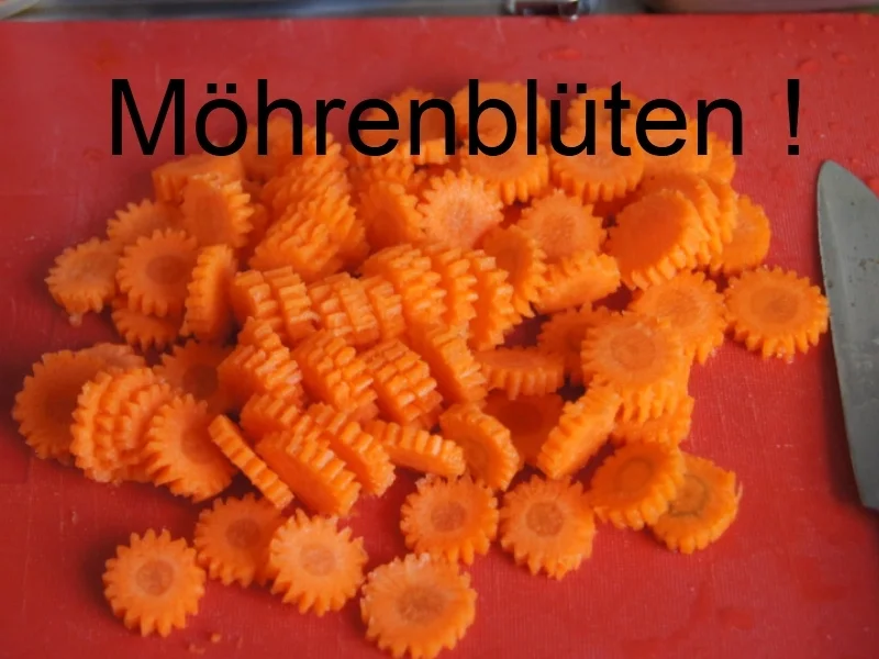 Schweinefilet-Sahne-Gulasch mit Möhrenblüten und Süßkartoffel-Sellerie-Stampf - Rezept - Bild Nr. 1764