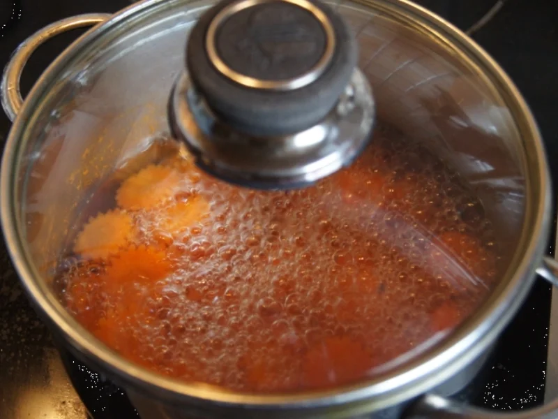 Schweinefilet-Sahne-Gulasch mit Möhrenblüten und Süßkartoffel-Sellerie-Stampf - Rezept - Bild Nr. 1765