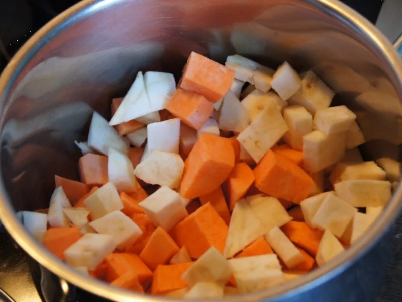 Schweinefilet-Sahne-Gulasch mit Möhrenblüten und Süßkartoffel-Sellerie-Stampf - Rezept - Bild Nr. 1767
